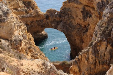 Portekiz, Algarve 'deki kayalık sahil şeridinde doğal kemer ve koylar.