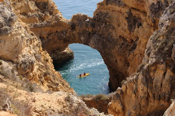 Φυσική Αψίδα Και Όρμοι Βραχώδεις Ακτές Στην Algarve Πορτογαλία — Φωτογραφία Αρχείου