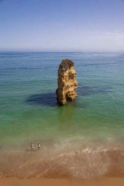 Portekiz Algarve Plajları Olan Yüksek Kayalık Sahil Şeridi — Stok fotoğraf