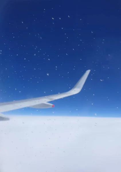 Céu Flocos Neve Através Avião Janela — Fotografia de Stock