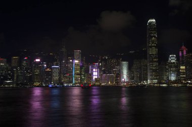 Victoria Limanı 'ndan Hong Kong' un gece manzarası