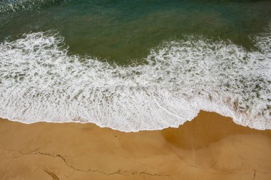 Güneşli bir günde Tropikal Kum Sahilinde Dalgalar