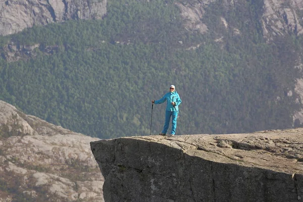 Dziewczyna Turystka Stojąca Klifie Preikestolen Norwegia — Zdjęcie stockowe