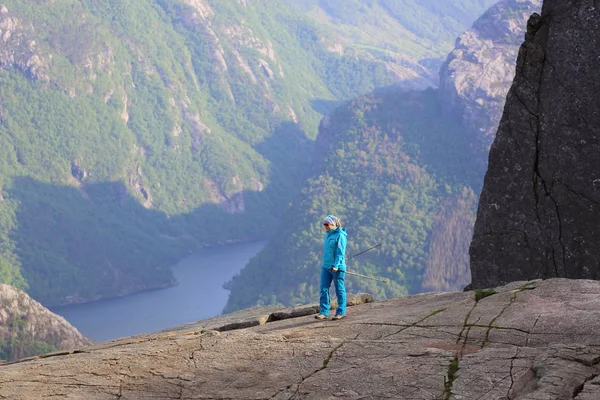 Escursionista Ragazza Piedi Sulla Scogliera Preikestolen Norvegia — Foto Stock