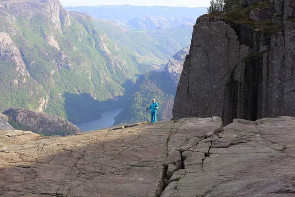 Flickvandrare Står Preikestolen Klippa Norge — Stockfoto