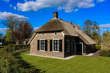 GIETHOORN, NETHERLANDS - evlerin ve bahçelerin tipik Hollanda ilçesi