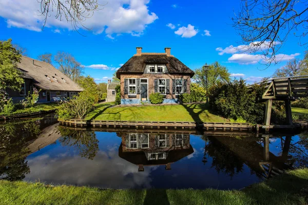 オランダのGiethoorn 美しい家や園芸都市は北のヴェネツィアとして知られています — ストック写真