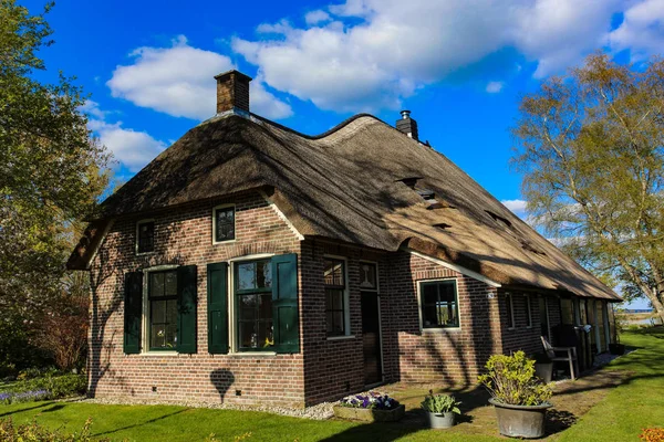 Giethoorn Países Bajos Típico Holandés Lado Del Condado Casas Jardines — Foto de Stock