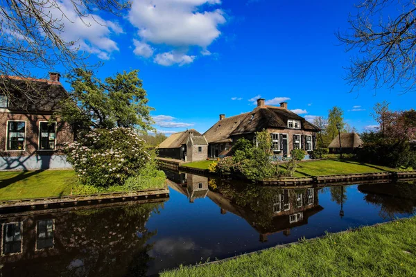 運河北のベニスとも呼ばれるヒートホールン 典型的な家屋と植物や花がオランダの場所です — ストック写真