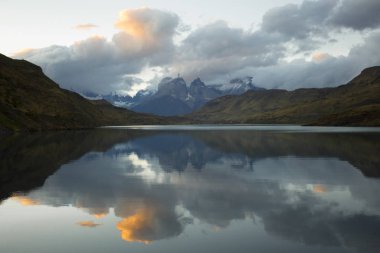 Torres del Paine Ulusal Parkı, Patagonya, Şili, Turkuaz Gölü Pehoe Gölü ve Majestic Cuernos del Paine, Paine Boynuzları