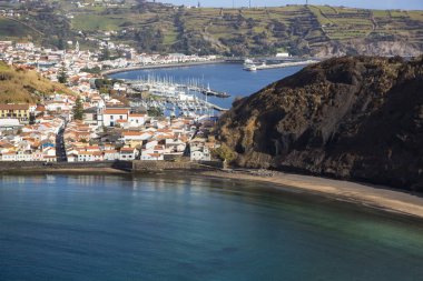 Gates Portao, pastoral tatil Plajı Praia ve Azure turkuaz Bay Baia do Porto pim, tarihi turistik Horta şehir merkezinin kırmızı çatıları, monte Queimado Dağı, Faial Adası, Azores, Portekiz 
