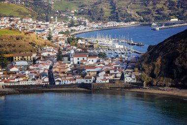 Gates Portao, pastoral tatil Plajı Praia ve Azure turkuaz Bay Baia do Porto pim, tarihi turistik Horta şehir merkezinin kırmızı çatıları, monte Queimado Dağı, Faial Adası, Azores, Portekiz 