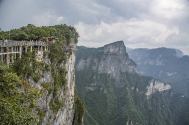 Tianmen Dağı Ulusal Parkı 'ndaki Bulutların Üzerindeki Dağ Tepeleri, Zhangjiajie, Çin