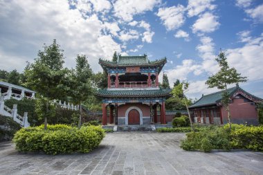 Çin 'in Hunan bölgesindeki Zhangjiajie şehrindeki Tainmen Dağı tapınağı.