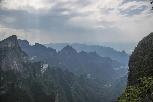 Picchi Montuosi Sopra Nuvole Nel Parco Nazionale Della Montagna Tianmen — Foto Stock