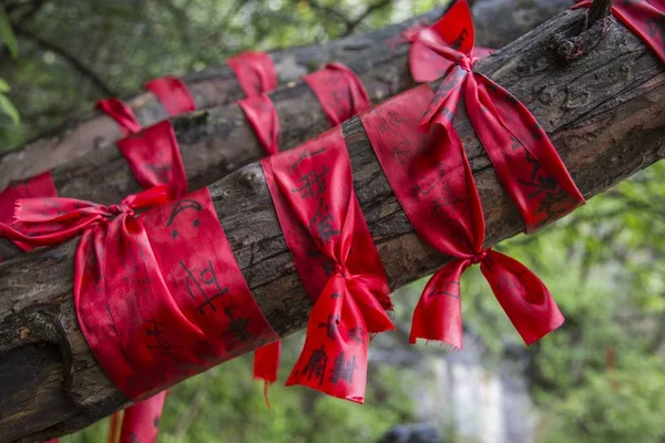 Lycka Till Och Bönband Bundna Till Träd Ovanför Gångvägen Tianmenshan — Stockfoto