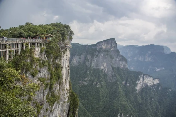 Picchi Montuosi Sopra Nuvole Nel Parco Nazionale Della Montagna Tianmen — Foto Stock