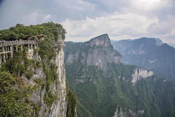 Picchi Montuosi Sopra Nuvole Nel Parco Nazionale Della Montagna Tianmen — Foto Stock