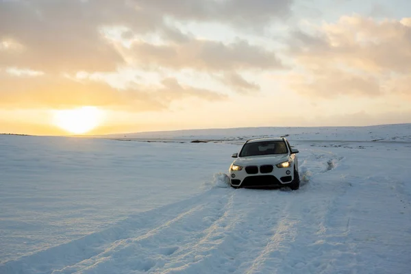 Исландская Зимняя Дорога 4Wd Проходит Через Снег — стоковое фото