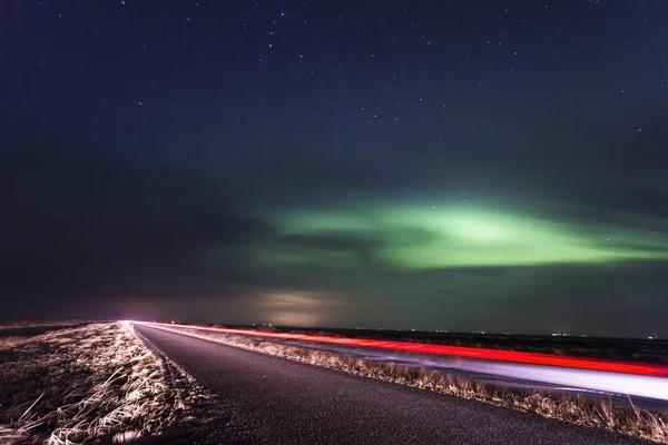 Polarlichter Tanzen Himmel Über Einer Zugefrorenen Straße — Stockfoto