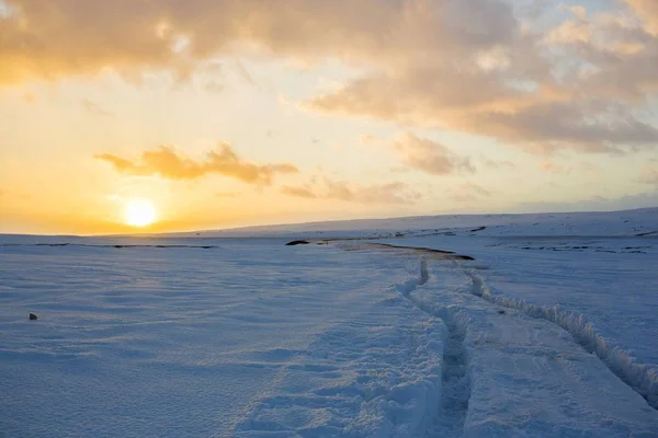 Ijslandse Winter Sneeuwweg Voor 4X4 Bij Zonsopgang — Stockfoto