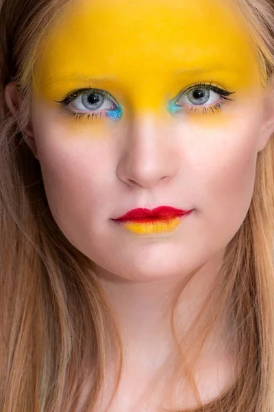 Imagem Estúdio Arte Moda Menina Loira Bonita Com Maquiagem Criativa — Fotografia de Stock