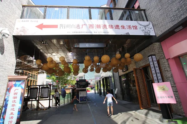 Yangshuo China Julio 2018 Calle Comercial Ciudad Yangshuo Verano Ciudad — Foto de Stock