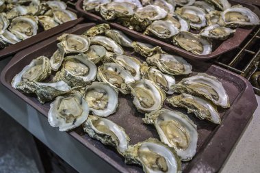 Yangshuo / Çin - 17 Temmuz 2018: Yangshuo şehrinde alışveriş caddesi. Şehir, karst zirveleri nedeniyle yerli ve yabancı turistler için tatil beldesi. Çin 'de bir açık pazarda geleneksel Çin sokak yemekleri