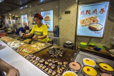 Yangshuo / Çin - 17 Temmuz 2018: Yangshuo şehrinde alışveriş caddesi. Şehir, karst zirveleri nedeniyle yerli ve yabancı turistler için tatil beldesi. Çin 'de bir açık pazarda geleneksel Çin sokak yemekleri