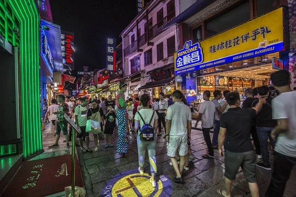 Yangshuo Kina Juli 2018 Shoppinggatan Yangshuo Stad Sommaren Staden Semesterort — Stockfoto