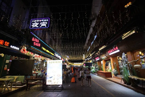Yangshuo Κίνα Ιουλίου 2018 Εμπορικό Δρόμο Στην Πόλη Yangshuo Καλοκαίρι — Φωτογραφία Αρχείου