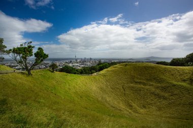 Yeni Zelanda 'nın Kuzey Adası' ndaki Auckland şehrinin Eden Dağı manzarası.