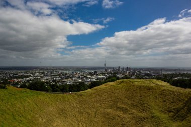 Yeni Zelanda 'nın Kuzey Adası' ndaki Auckland şehrinin Eden Dağı manzarası.