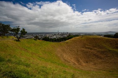 Yeni Zelanda 'nın Kuzey Adası' ndaki Auckland şehrinin Eden Dağı manzarası.