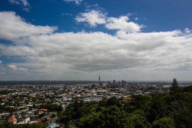 Yeni Zelanda 'nın Kuzey Adası' ndaki Auckland şehrinin Eden Dağı manzarası.