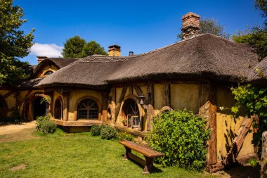 Hobbiton, Matamata, Yeni Zelanda 'daki Yeşil Ejder Hobbiti tavernası.