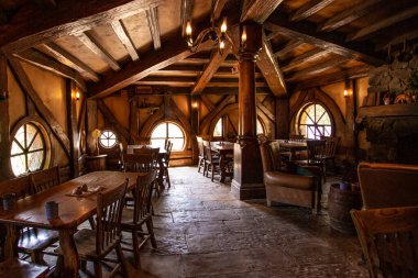 Hobbiton, Matamata, Yeni Zelanda 'daki Hobbit tavernası.