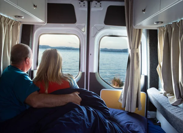 Homem Mulher Relaxando Dentro Van Campista Assistindo Lago Conceito Viagem Imagens De Bancos De Imagens Sem Royalties