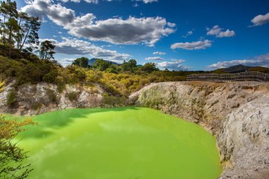 Wai-O-Tapu termal harikalar diyarı, Rotorua, Kuzey Adası, Yeni Zelanda 'da Şeytan Hamamı' nın yeşil göleti.