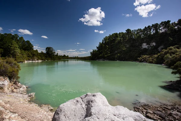 Yeni Zelanda, Rotorua, Wai-O-Tapu Termal Harikalar Diyarı, Ngakoro Gölü