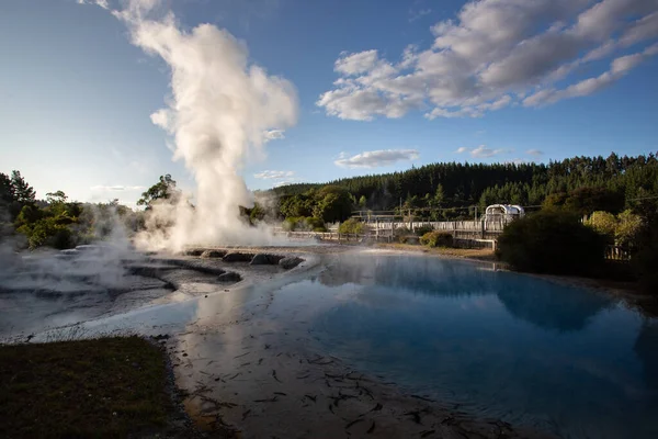 Terraços Wairakei Água Aquecida Vulcânica Sobe Plumas Perto Taupo Ilha — Fotografia de Stock