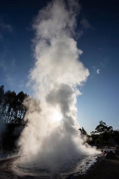 Terraços Wairakei Água Aquecida Vulcânica Sobe Plumas Perto Taupo Ilha — Fotografia de Stock