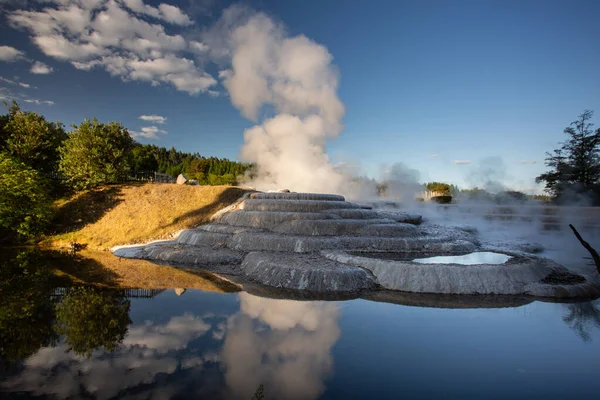 Terraços Wairakei Água Aquecida Vulcânica Sobe Plumas Perto Taupo Ilha — Fotografia de Stock