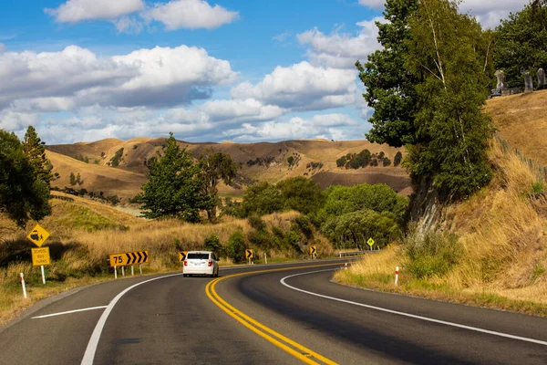 Yeni Zelanda 'ya yolculuk. Güzel bir dağ manzarası var. Şubat ayında.
