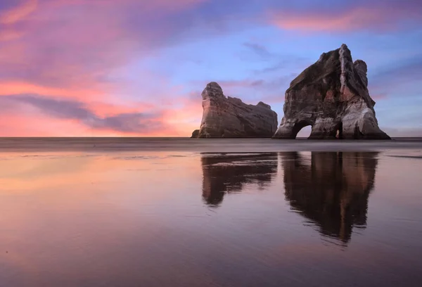 Rocha Elefante Wharariki Beach Nova Zelândia Pôr Sol Fotos De Bancos De Imagens Sem Royalties