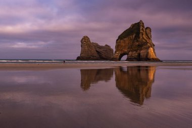 Wharariki Sahili, Yeni Zelanda 'da fil kayası. Gün batımı