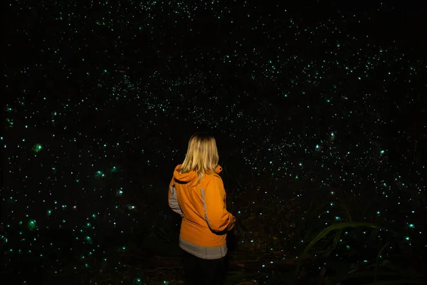 Turistka Glowworm Cave Nový Zéland — Stock fotografie