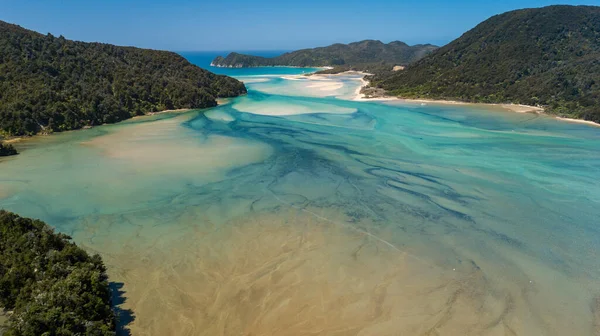 Awaroa Bai Tiro Aéreo Drone Low Tide Nova Zelândia Fotos De Bancos De Imagens