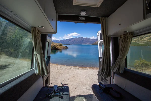 Θέα Στη Λίμνη Από Τροχόσπιτο Caravan Ταξιδιωτική Έννοια — Φωτογραφία Αρχείου