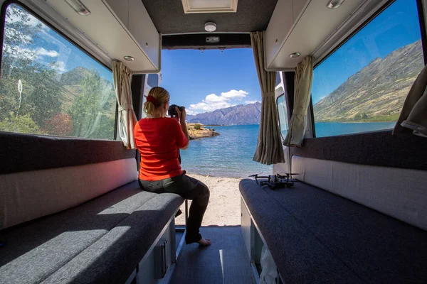 Lake View Camper Van Caravan Traveling Concept — Stock Photo, Image